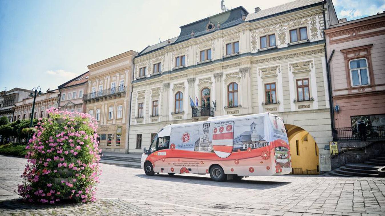Radnica zriadila okružné jazdy mestom vo vyhliadkovom autobuse 