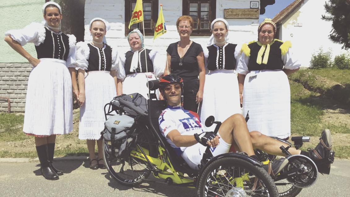 Bicykluje srdcom a motivuje silou