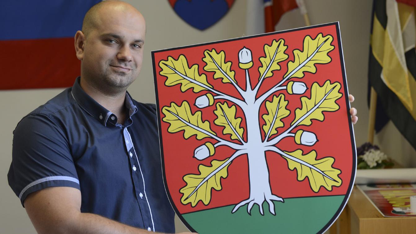 Stáročný strom je v názve dediny a tróni i v obecnom erbe 