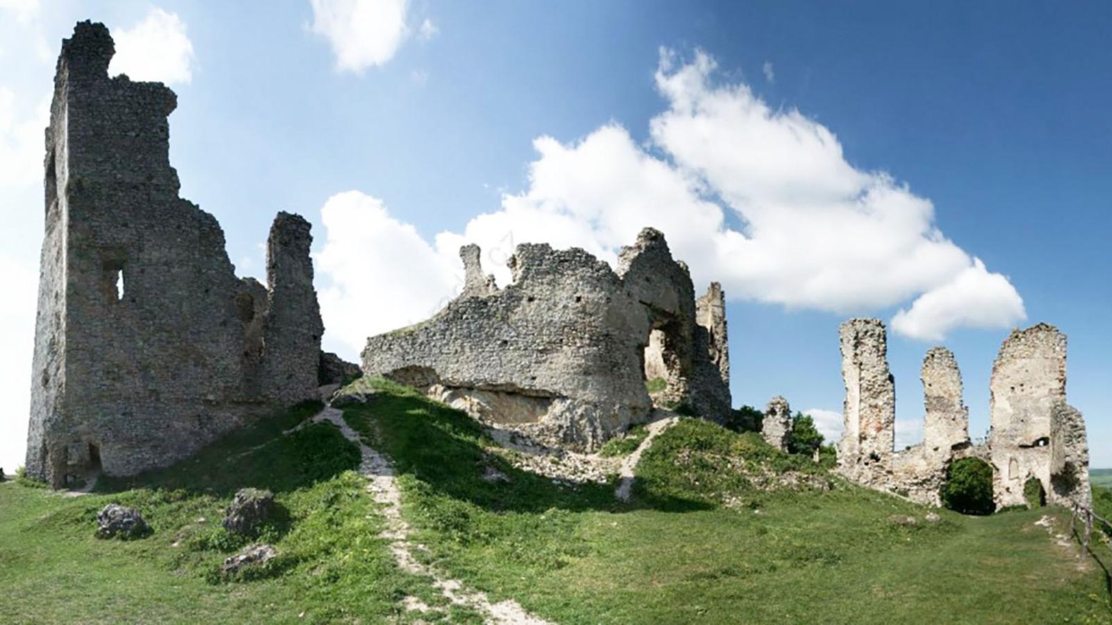 Brekovský hrad získava novú tvár aj vďaka zahraničným dobrovoľníkom 