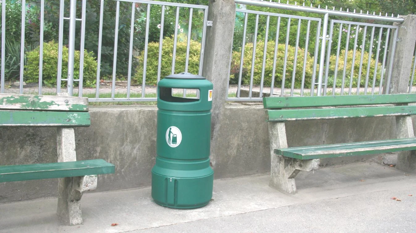 V Rači osadili nové odpadkové koše aj s popolníkmi