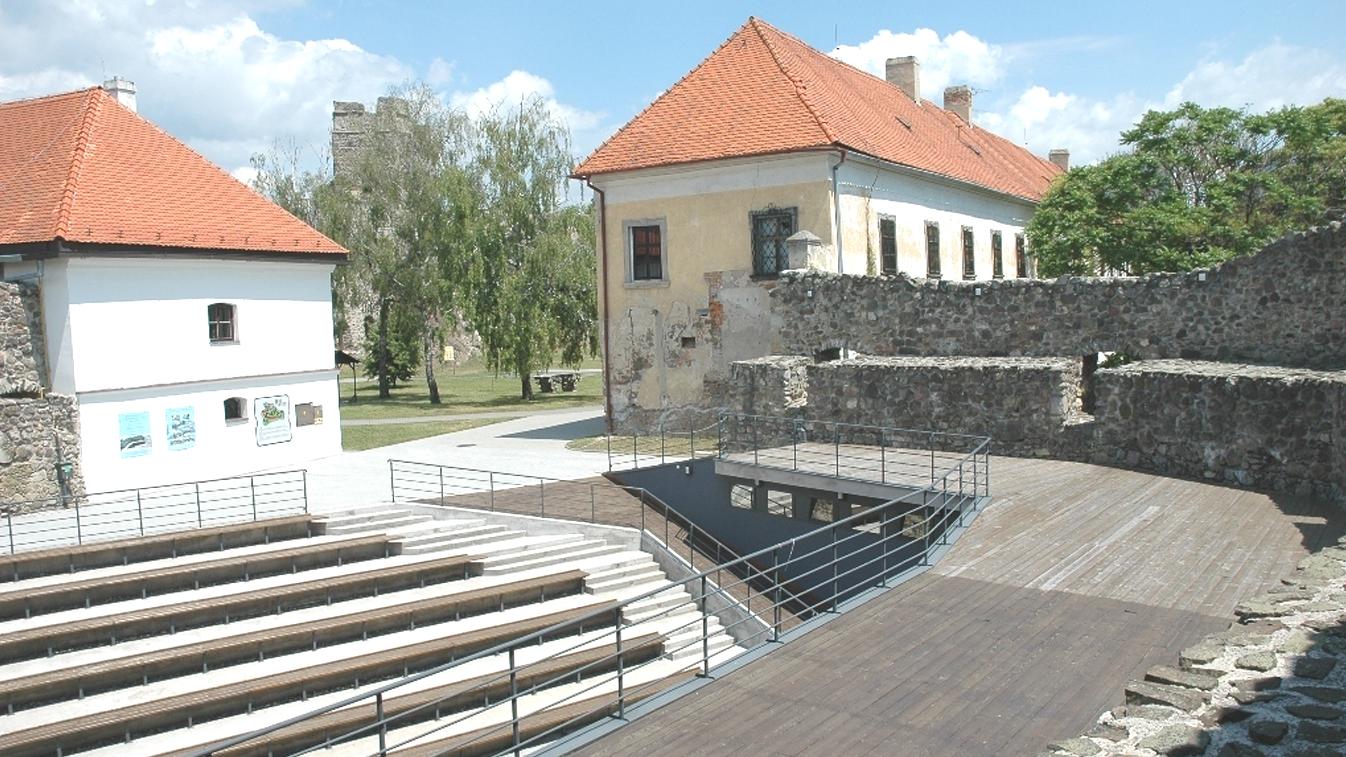 Tekovské múzeum zrekonštruuje amfiteáter v areáli hradu 