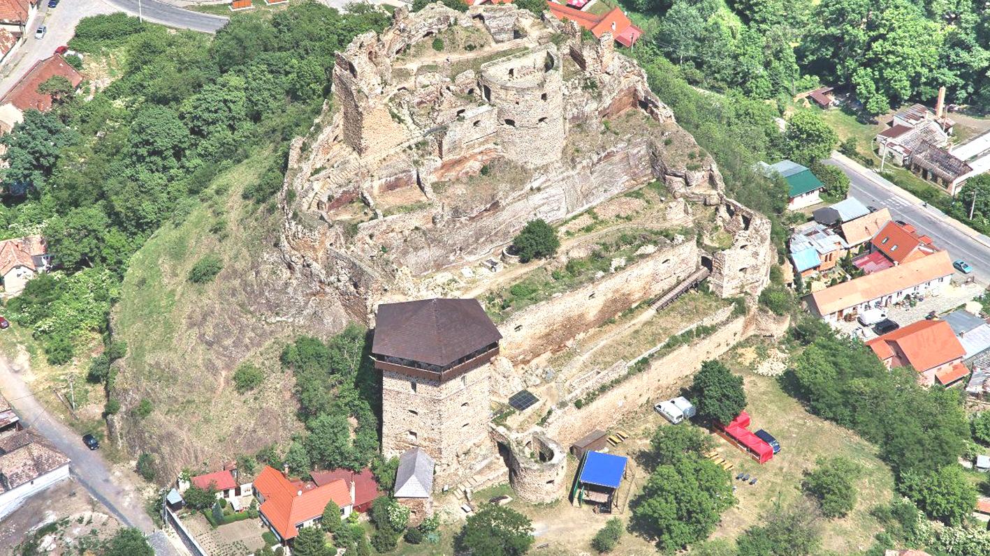 Samospráva zamýšľa revitalizovať podhradie Fiľakovského hradu 