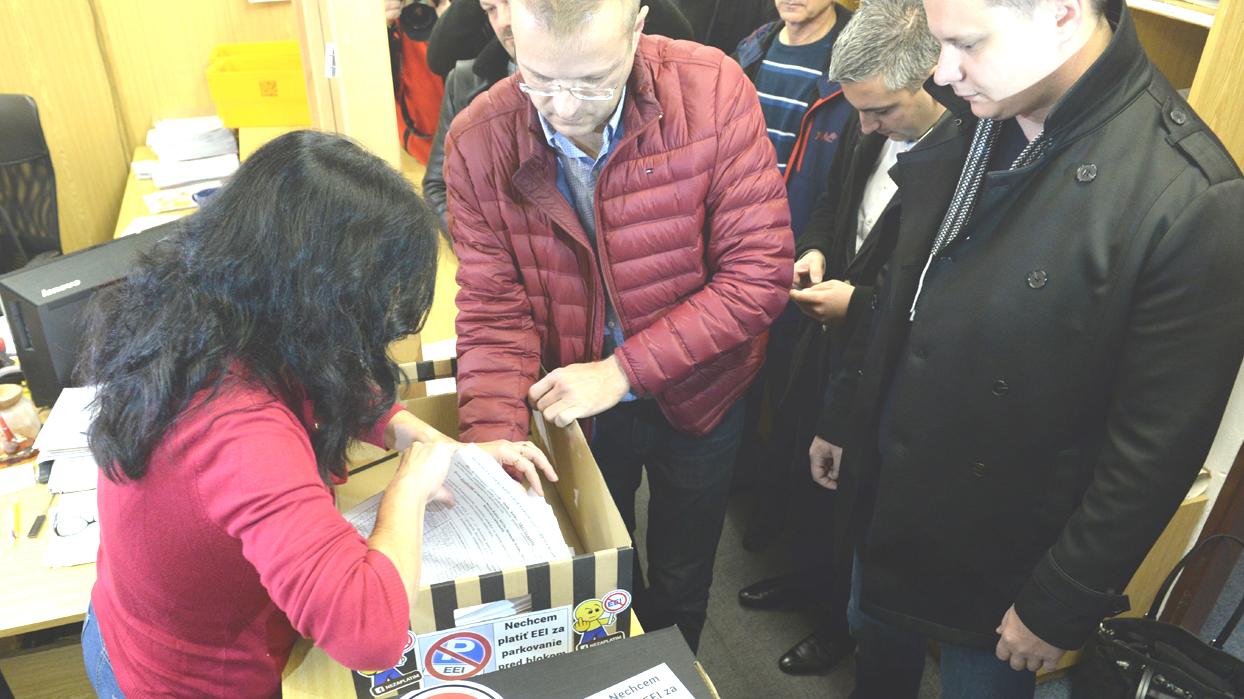 Petíciu za zmenu parkovania s viac ako 17 000 podpismi odovzdali mestu 