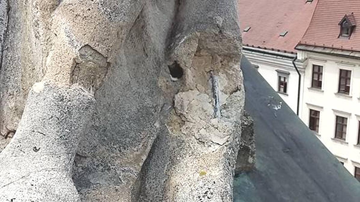 Sochársku výzdobu atiky na Primaciálnom paláci chce mesto reštaurovať