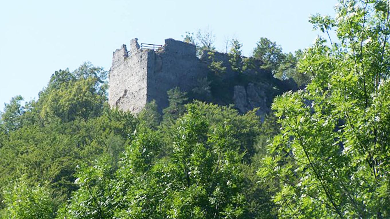 Dobrovoľníci budú Muránsky hrad možno obnovovať aj budúci rok