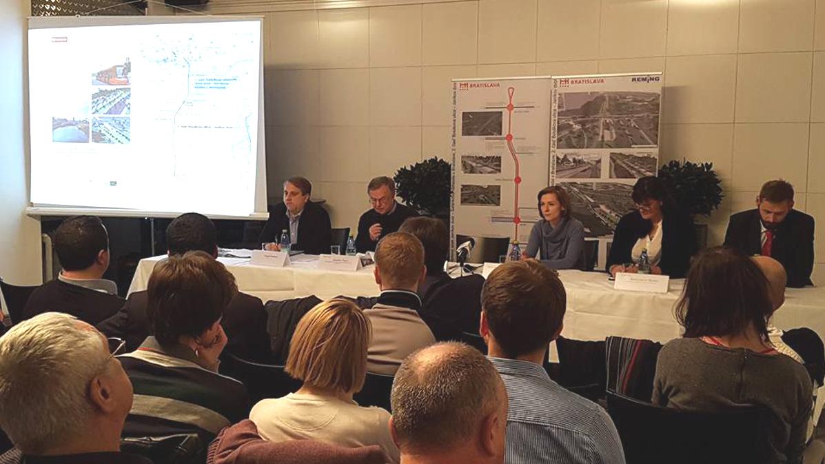 Bratislava verejne prerokovala pokračovanie električkovej trate v Petržalke 