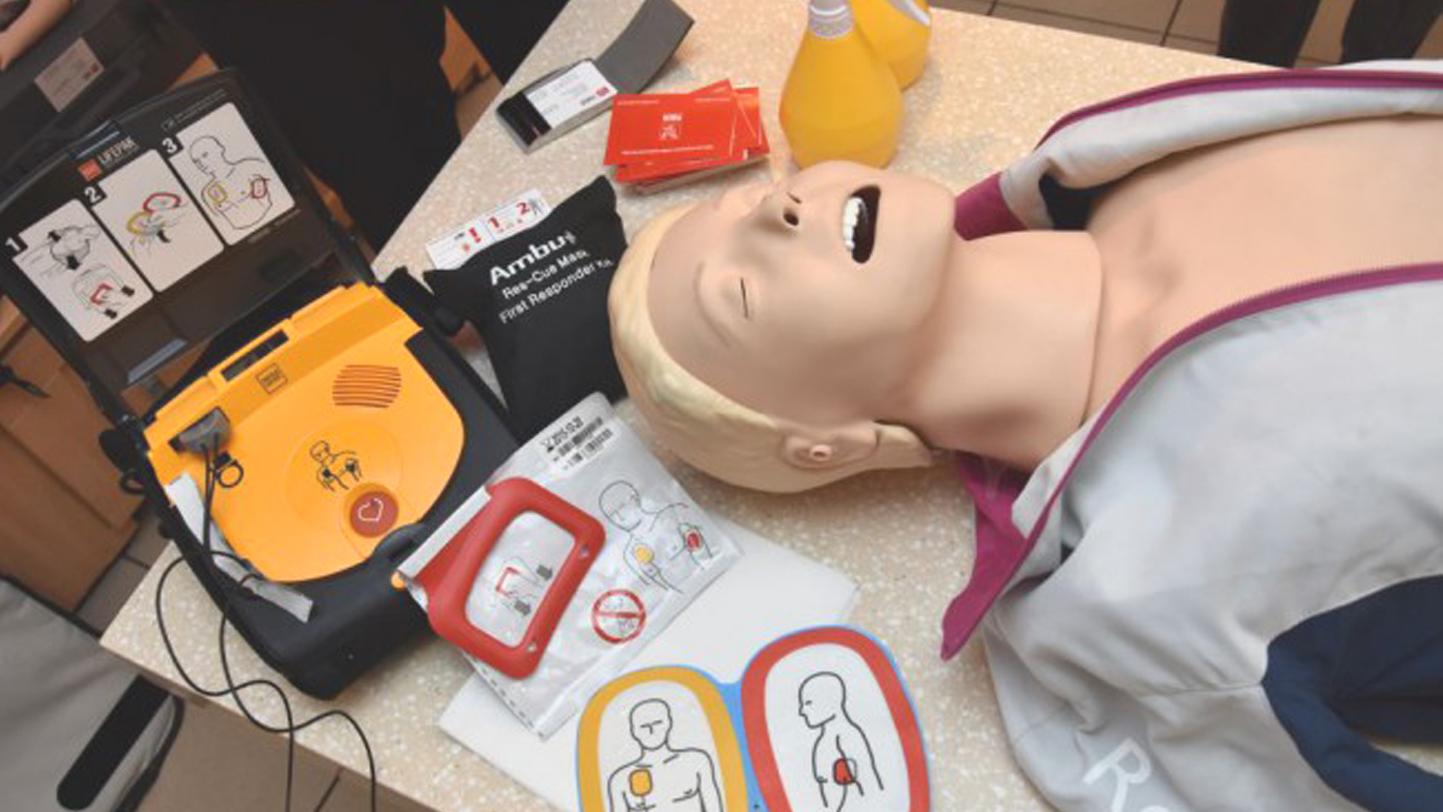 Defibrilátor na námestí sa stane pomocníkom i pamätníkom záchranárky