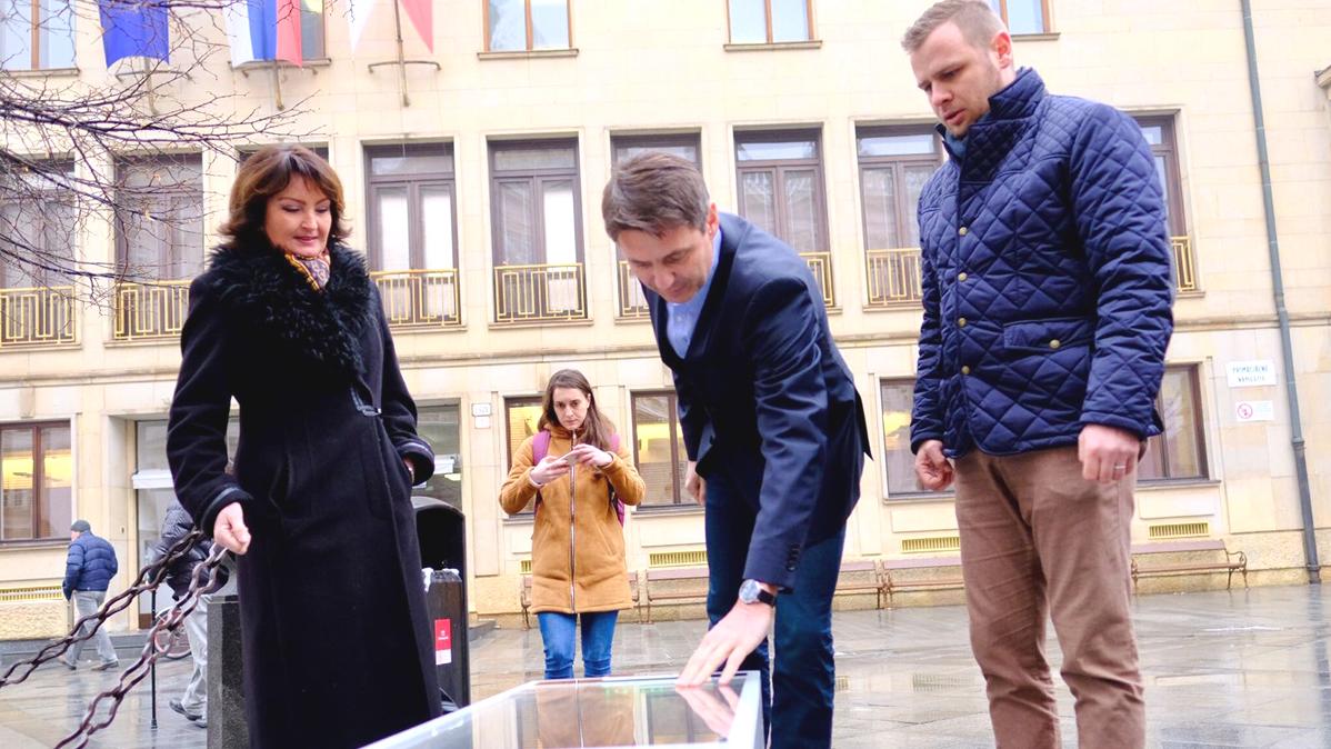Bratislava uviedla do skúšobnej prevádzky prvú SMART lavičku