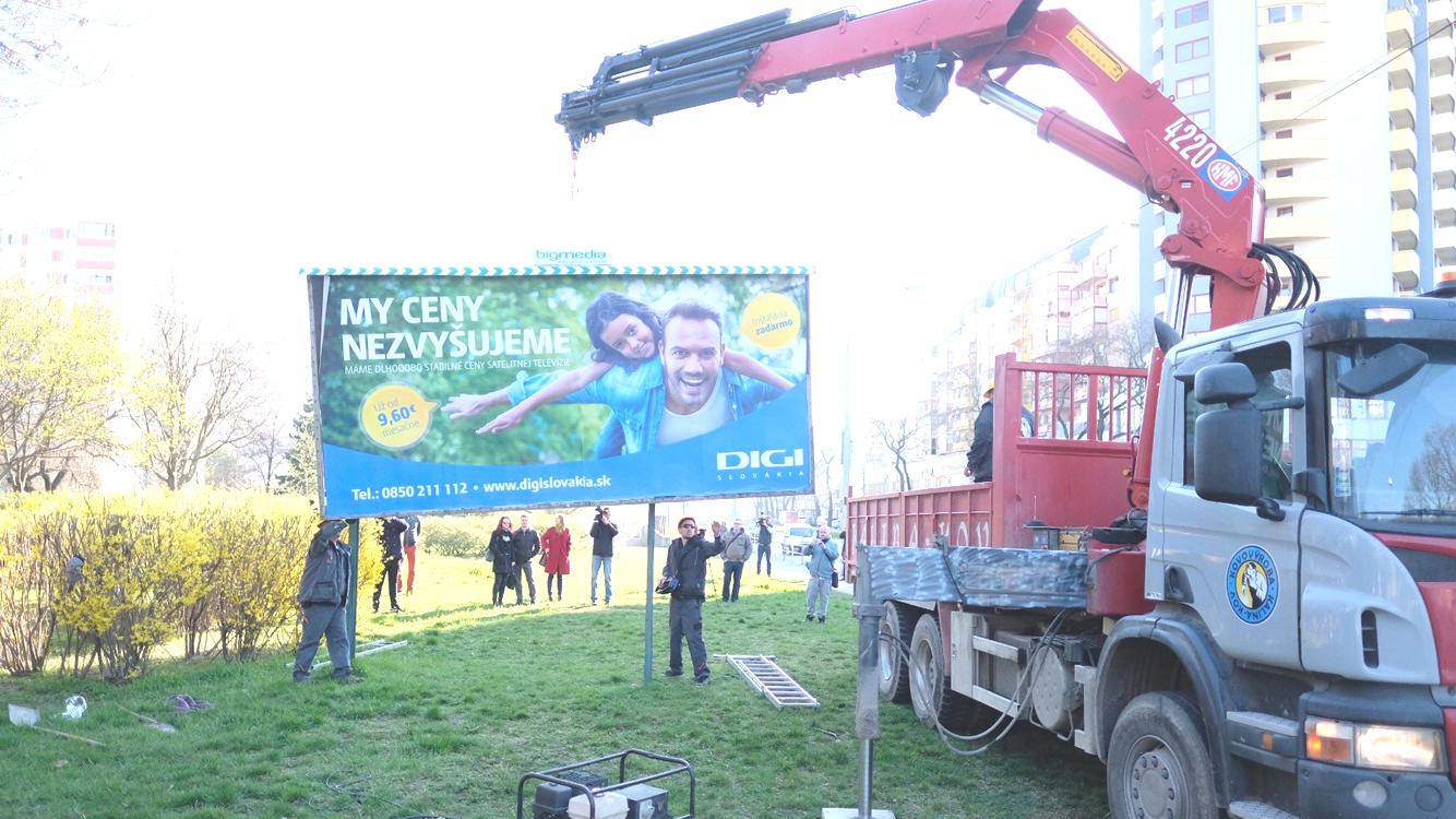 Mesto začína odstraňovať nelegálne bilbordy z bratislavských parkov