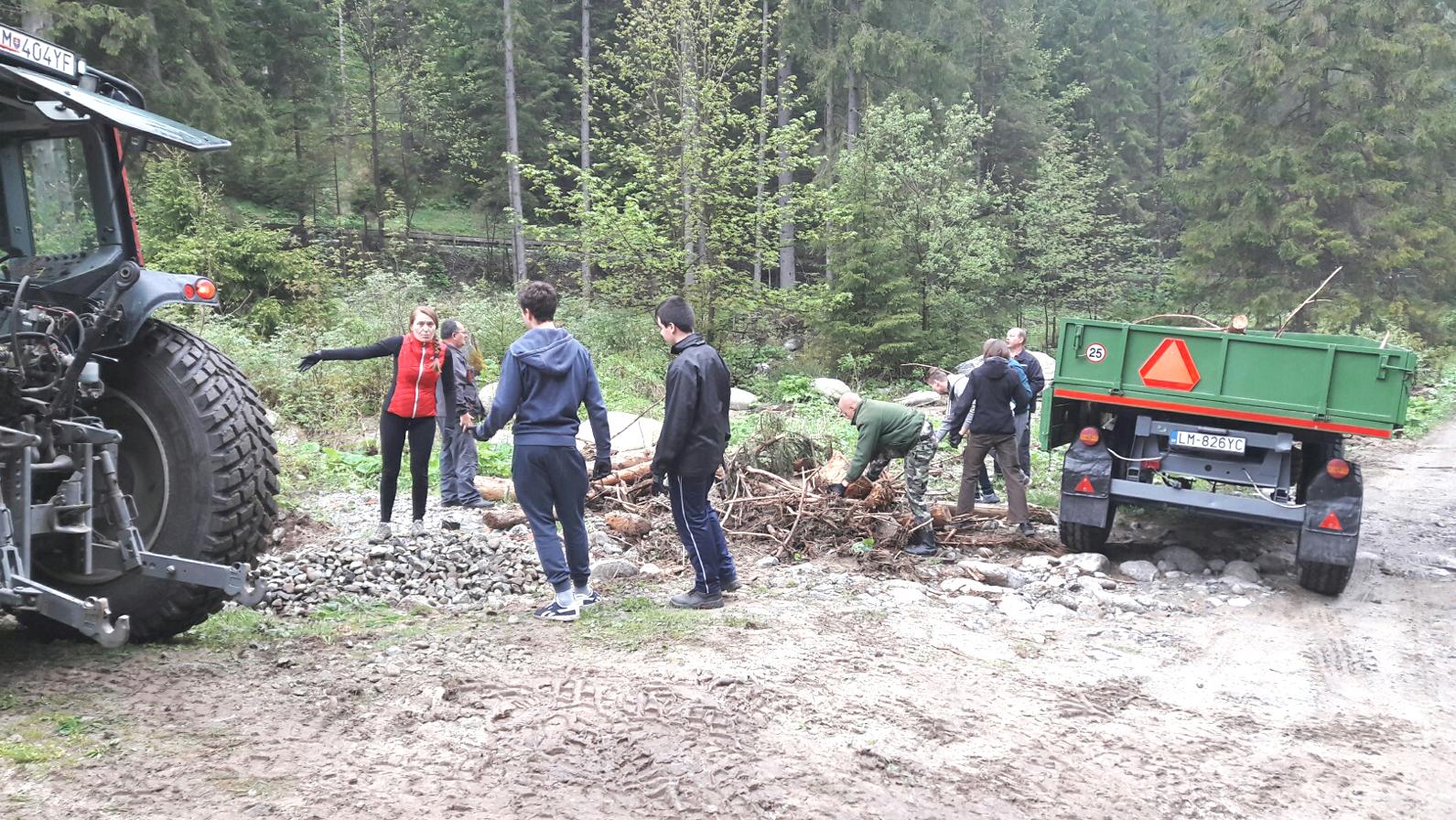 Študenti v Jasnej pomáhajú po povodniach