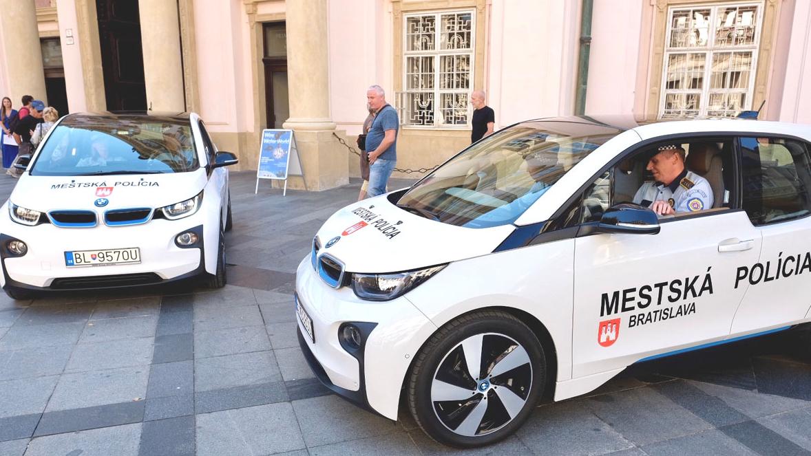 Mestská polícia bude testovať jazdu na elektromobiloch BMW i3 