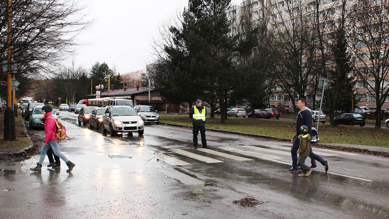 Hliadky mestskej polície v blízkosti škôl dohliadajú na bezpečnú premávku 