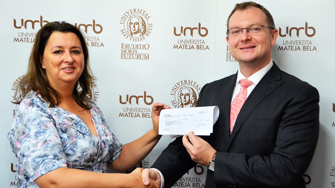 IBM udelila Univerzite Mateja Bela grant na vedu a výskum