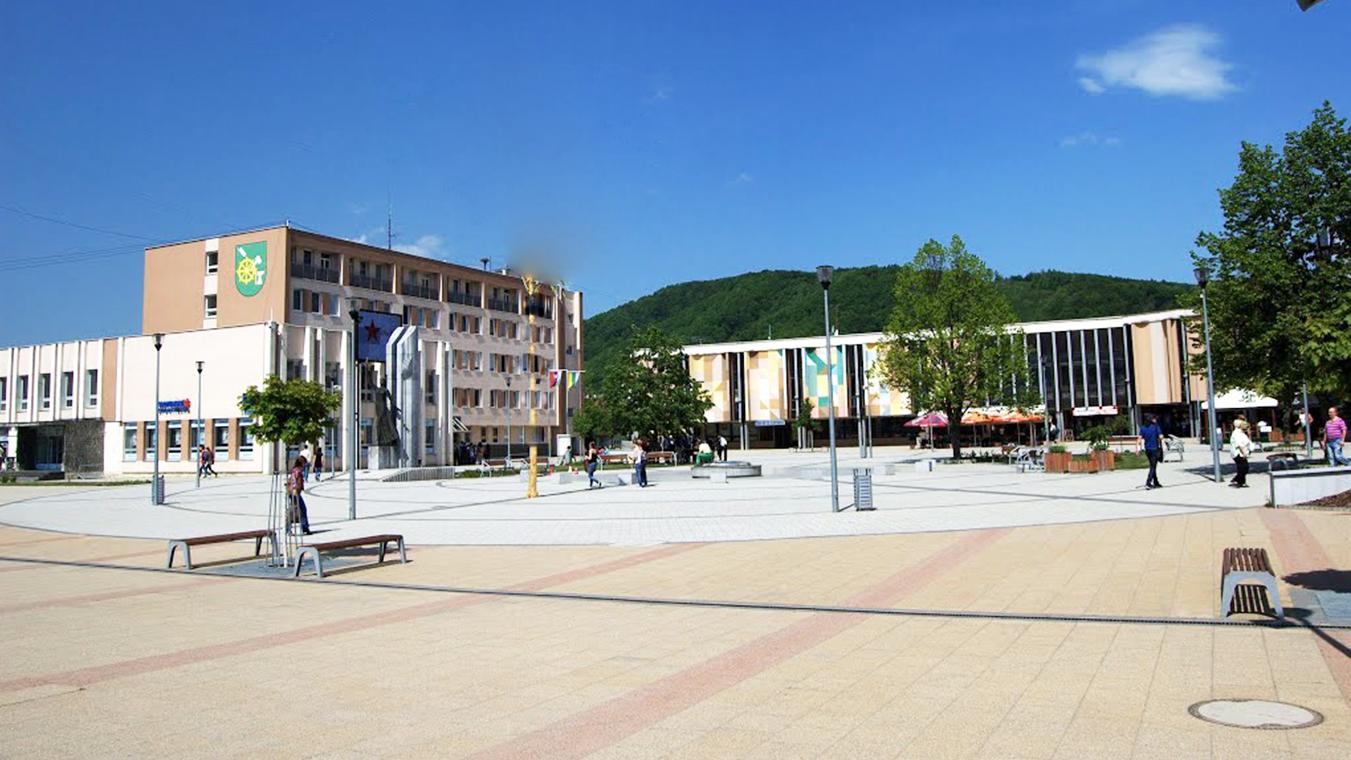 V meste ocenia osobnosti plastikou Nebo nad Sninským kameňom 