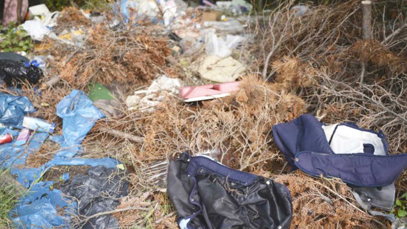 Čiernu skládku odpadu pri vodnom toku Biela sa podarilo odstrániť 