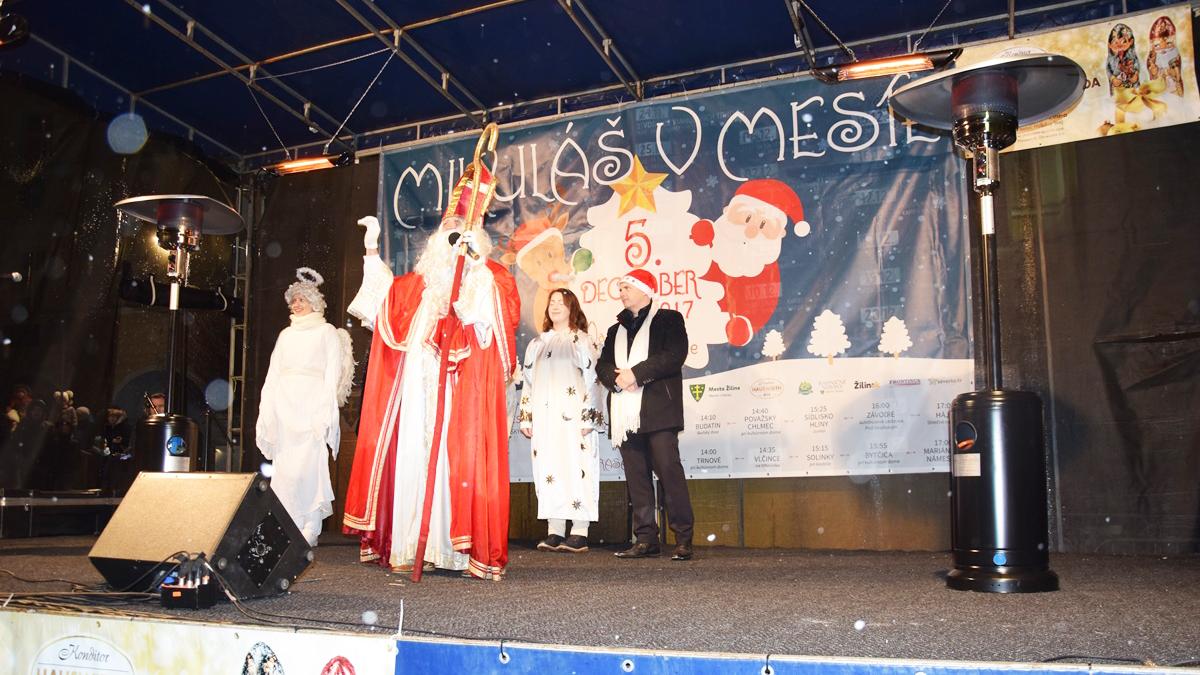 Mikuláš zavítal do Žiliny a spoločne s deťmi rozsvietil vianočný stromček 