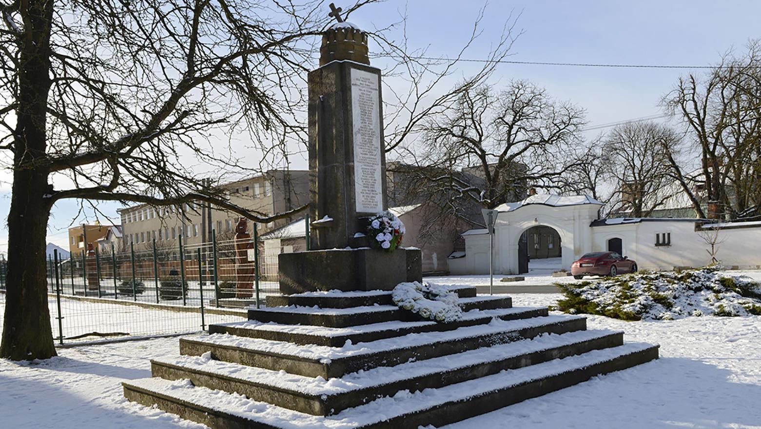Čečejovce: Pomník padlým v 1. svetovej vojne má svätoštefanskú korunu