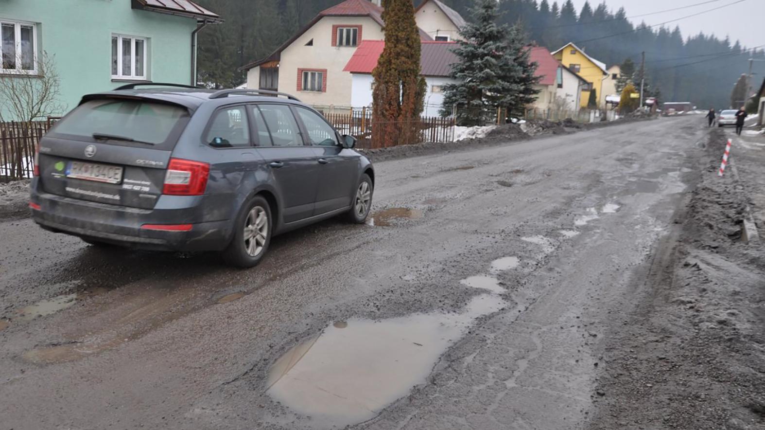 Cestu v Oravskej Lesnej potrebujeme opraviť kvalitne