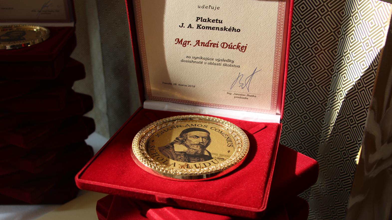 Výnimoční učitelia Trenčianskeho kraja si prevzali plaketu J. A. Komenského