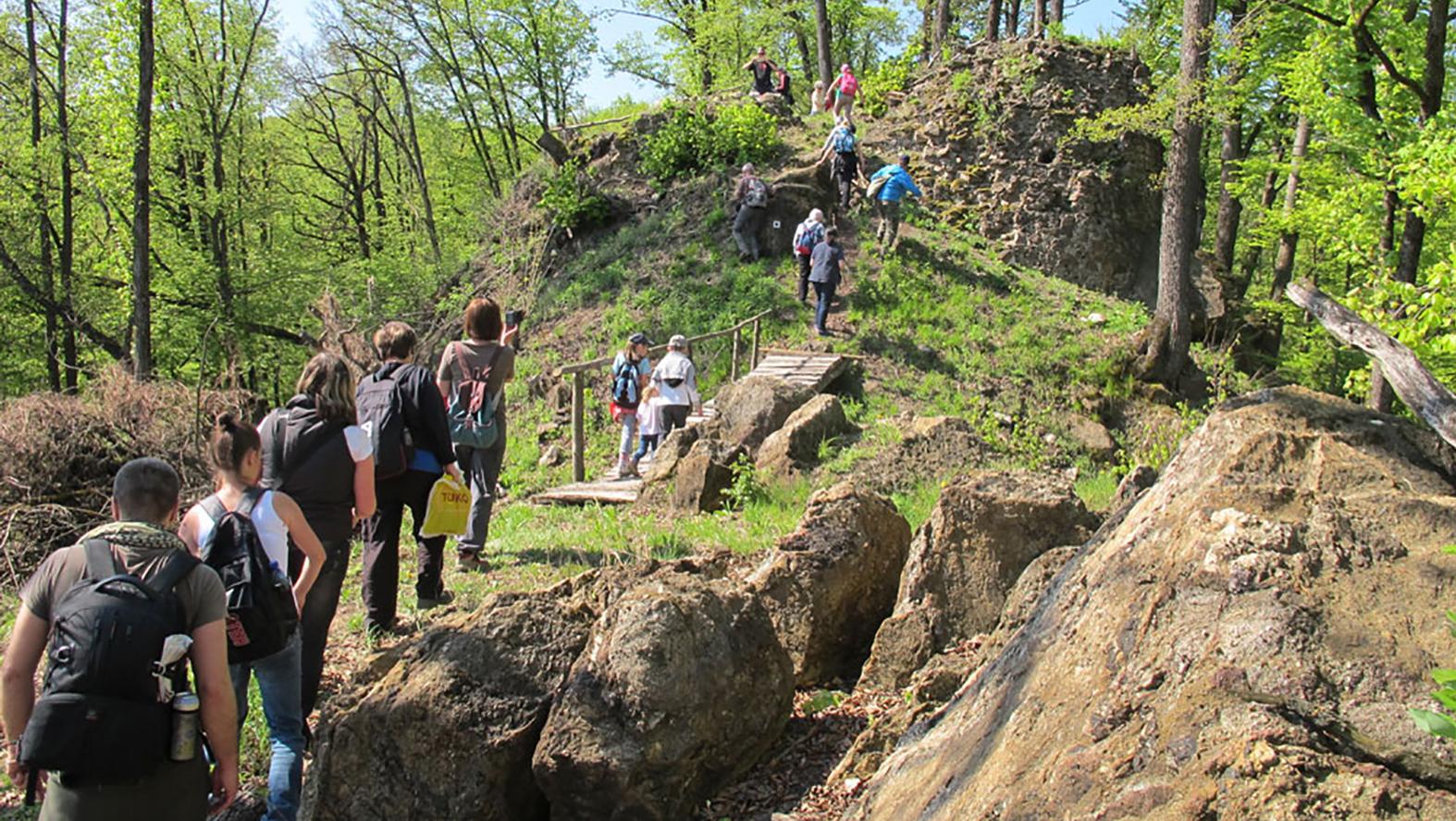 Dobrovoľníci vyčistili a pripravili Jelšavský hrad na letnú sezónu  