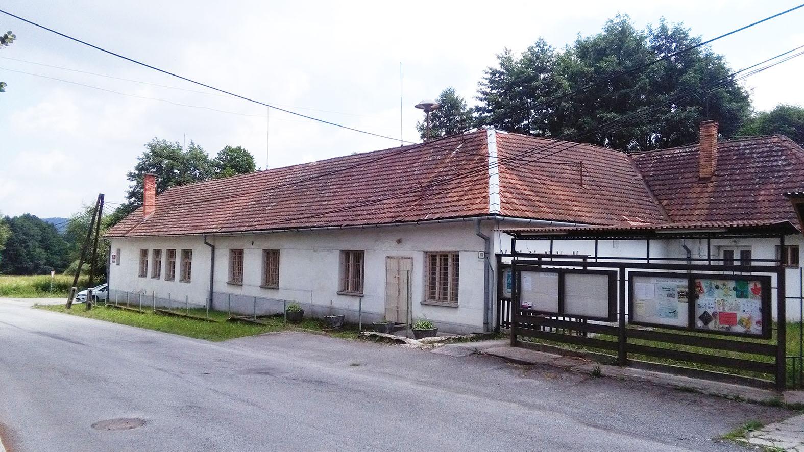 Obec z výnosov za predaj bytov po vojakoch stavia chodníky 