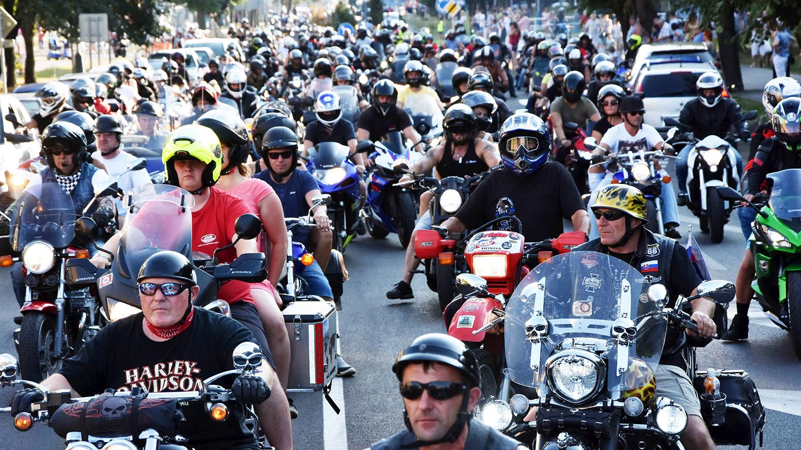 V centre mesta absolvovalo spanilú jazdu približne 2500 motorkárov