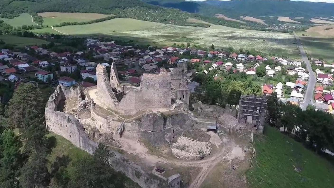 Hrad nad obcou opravuje tohto roku 20 nezamestnaných
