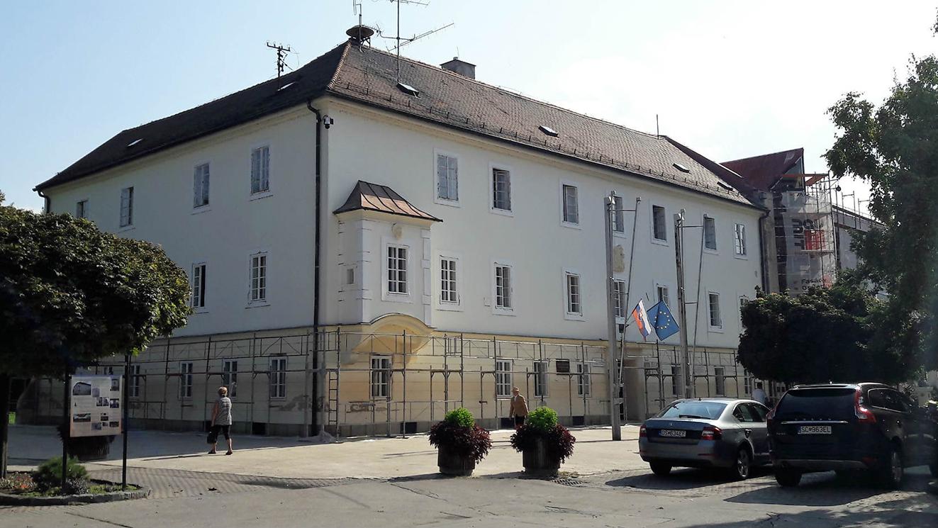 V Šamoríne rekonštruujú fasádu radnice z vlastných zdrojov 