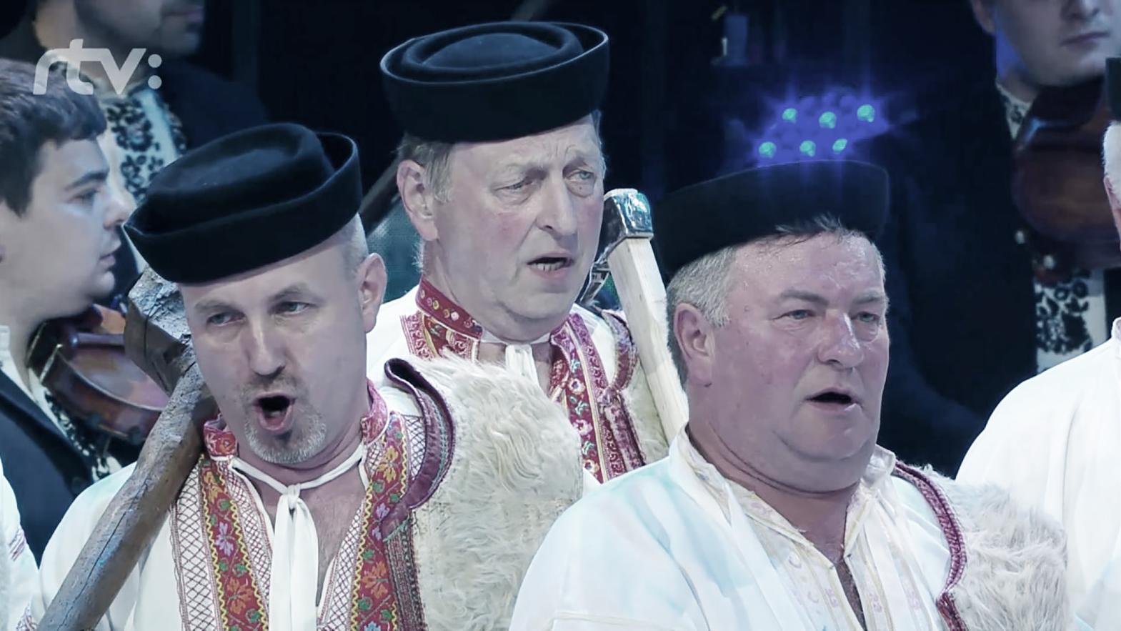 Zimnú sezónu v Jasnej otvoria hymnou na Chopku Horehronskí chlopi 