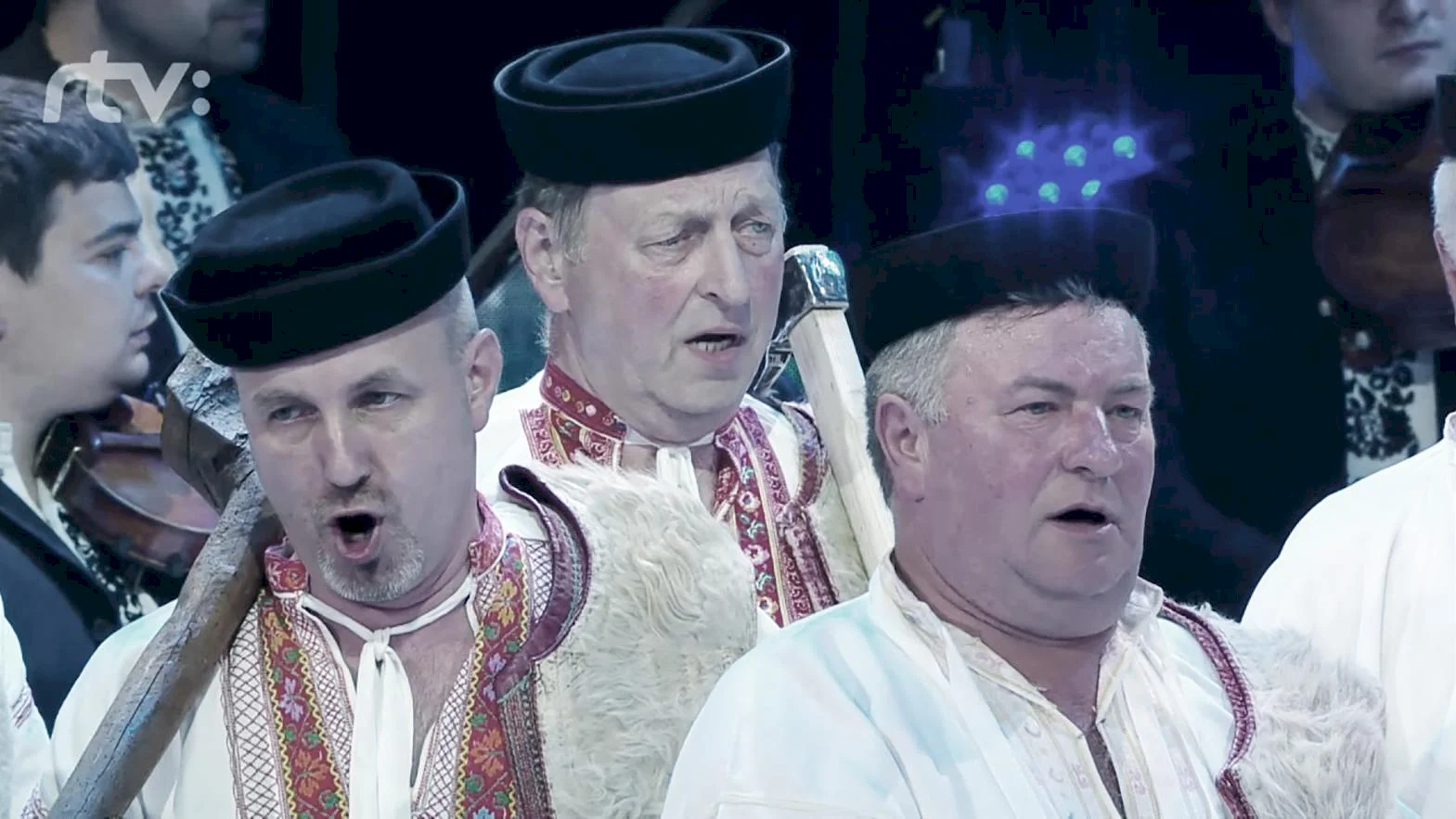 Zimnú sezónu v Jasnej otvoria hymnou na Chopku Horehronskí chlopi 