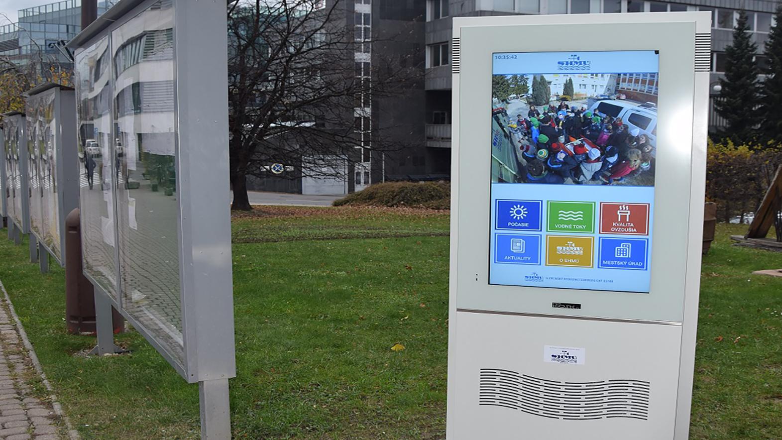 Pred mestským úradom nainštalovali nový informačný kiosk SHMÚ 