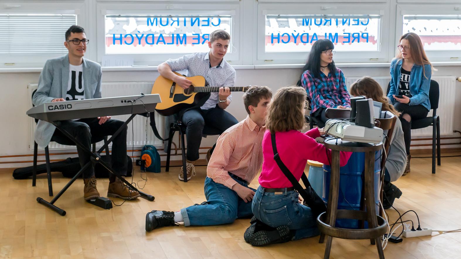 Mladí sa často nemajú s kým poradiť – zmeniť by to mohol KONEKT