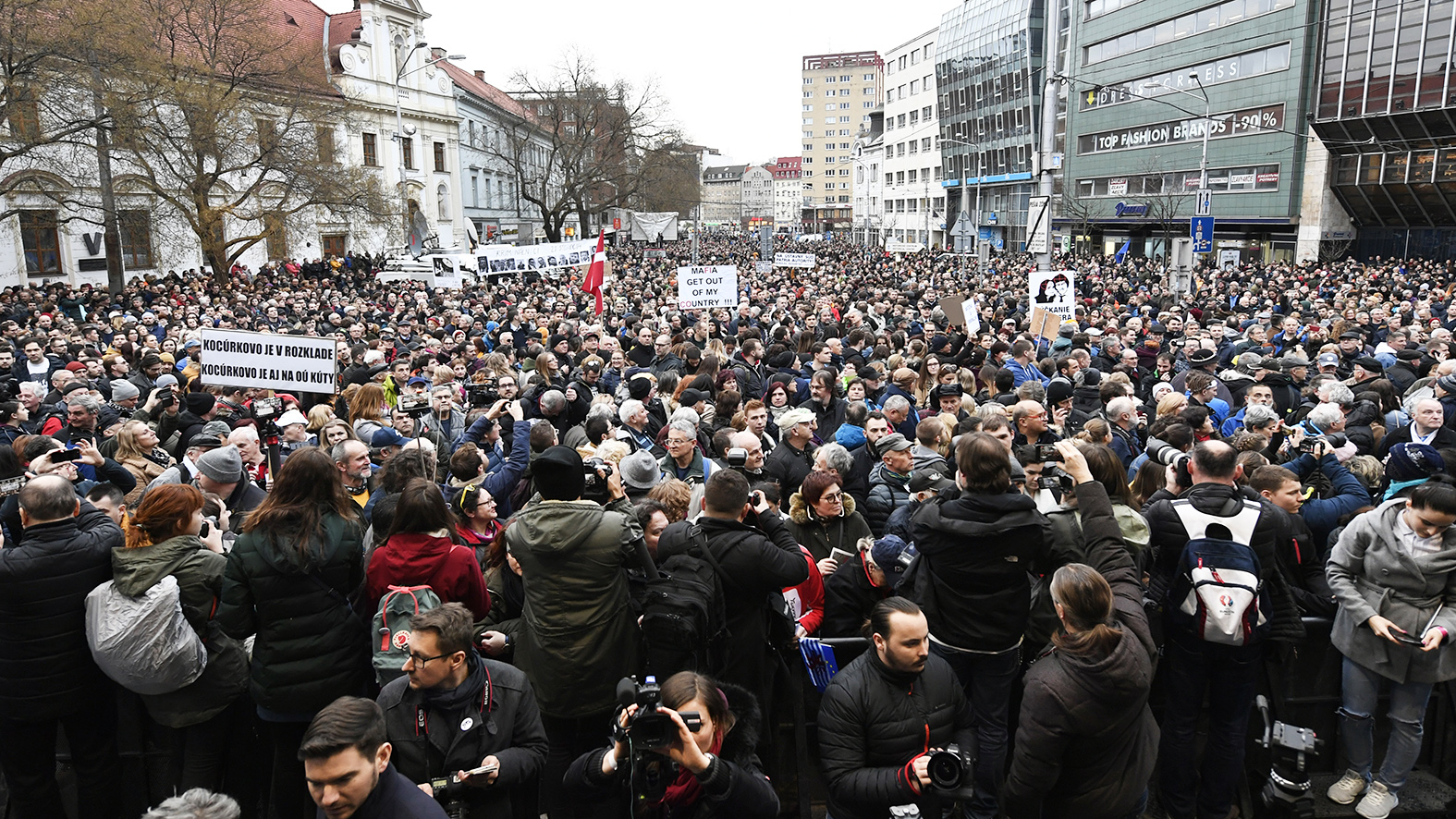 Bratislava: Nezabudneme a neodchádzame, nieslo sa Námestím SNP 