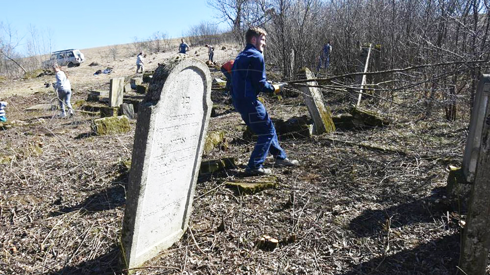 Dobrovoľníci vyčistili zarastený židovský cintorín 