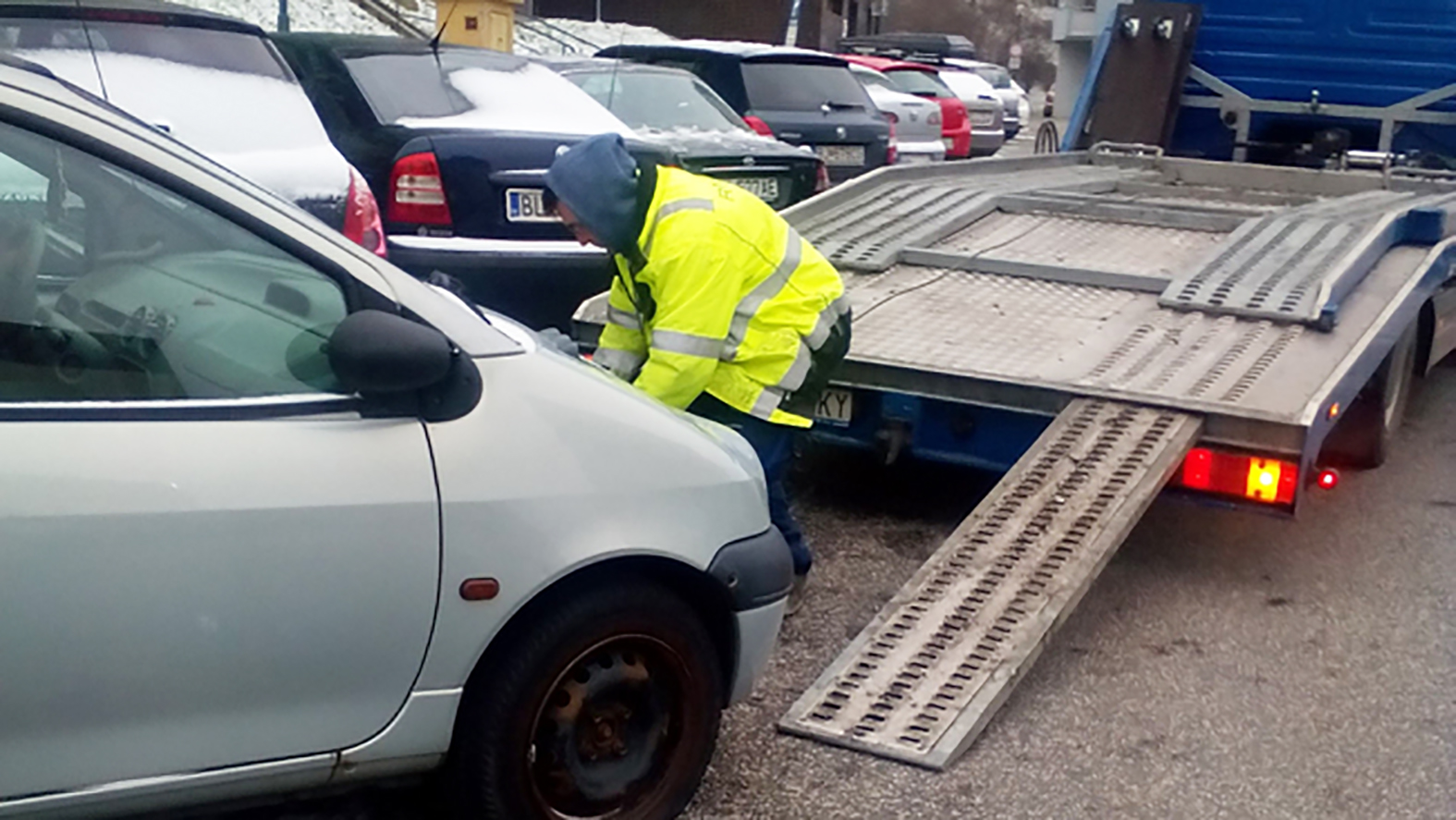 Petržalka pokračuje v odstraňovaní autovrakov z parkovísk