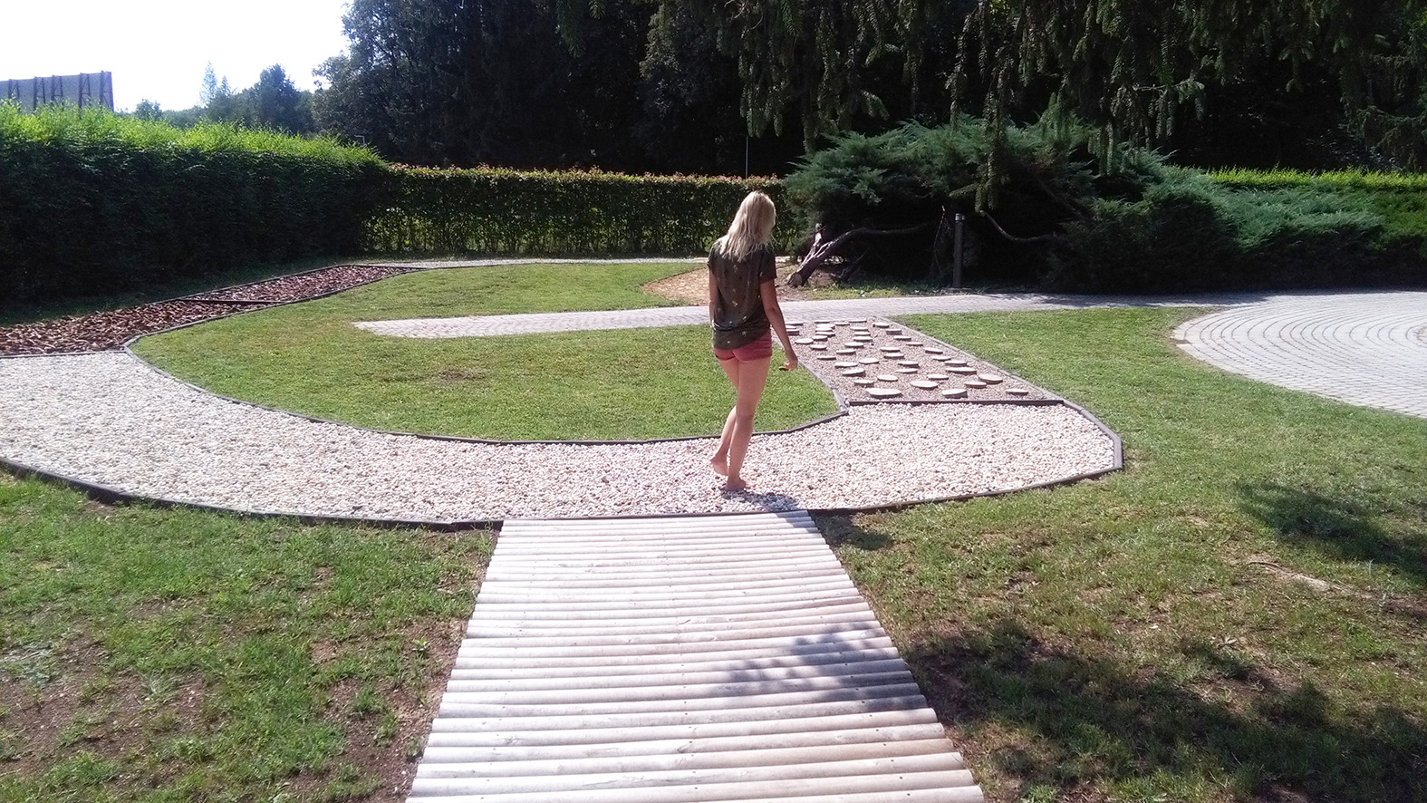 V kúpeľoch sprístupnili pocitový chodník pre chodenie naboso