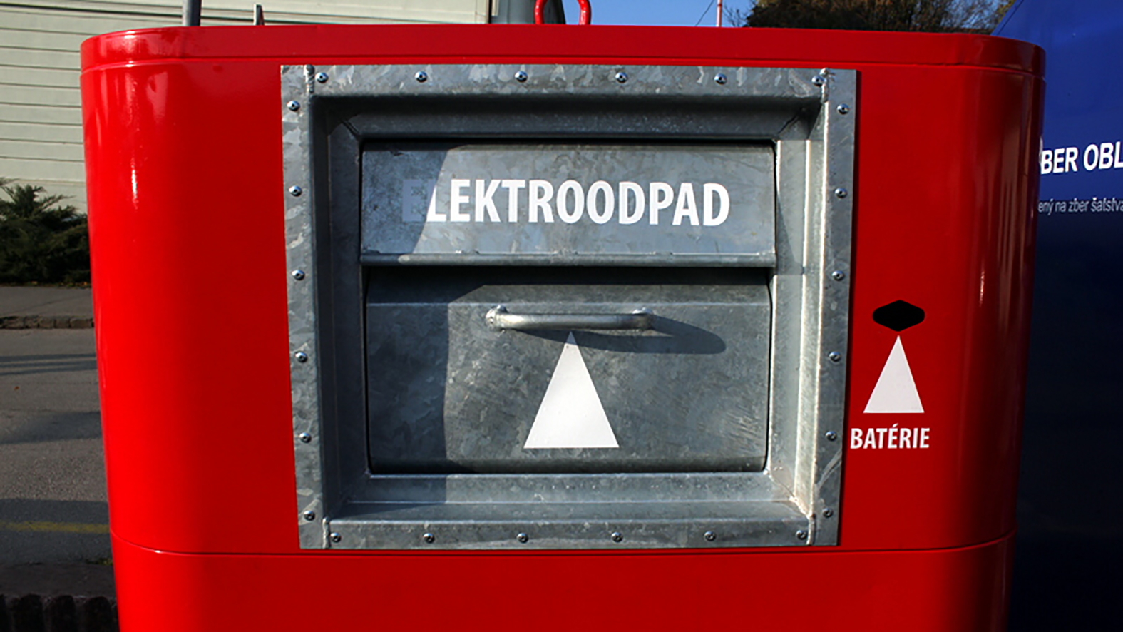 21 nových červeno-bielych kontajnerov na drobný elektroodpad