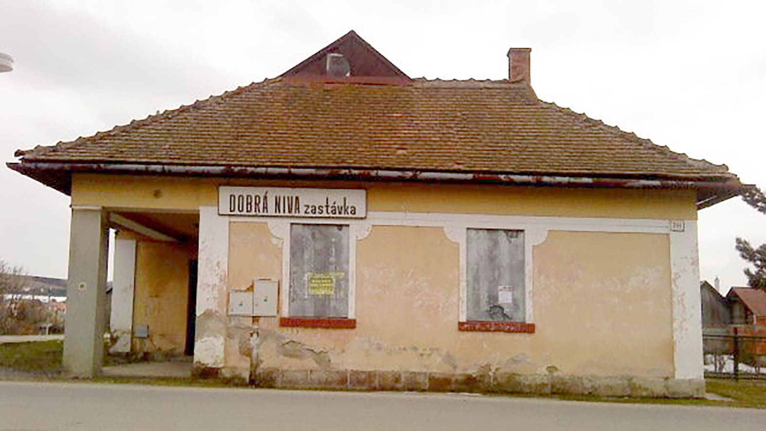 Obec chce pre spolky získať budovu železničnej zastávky
