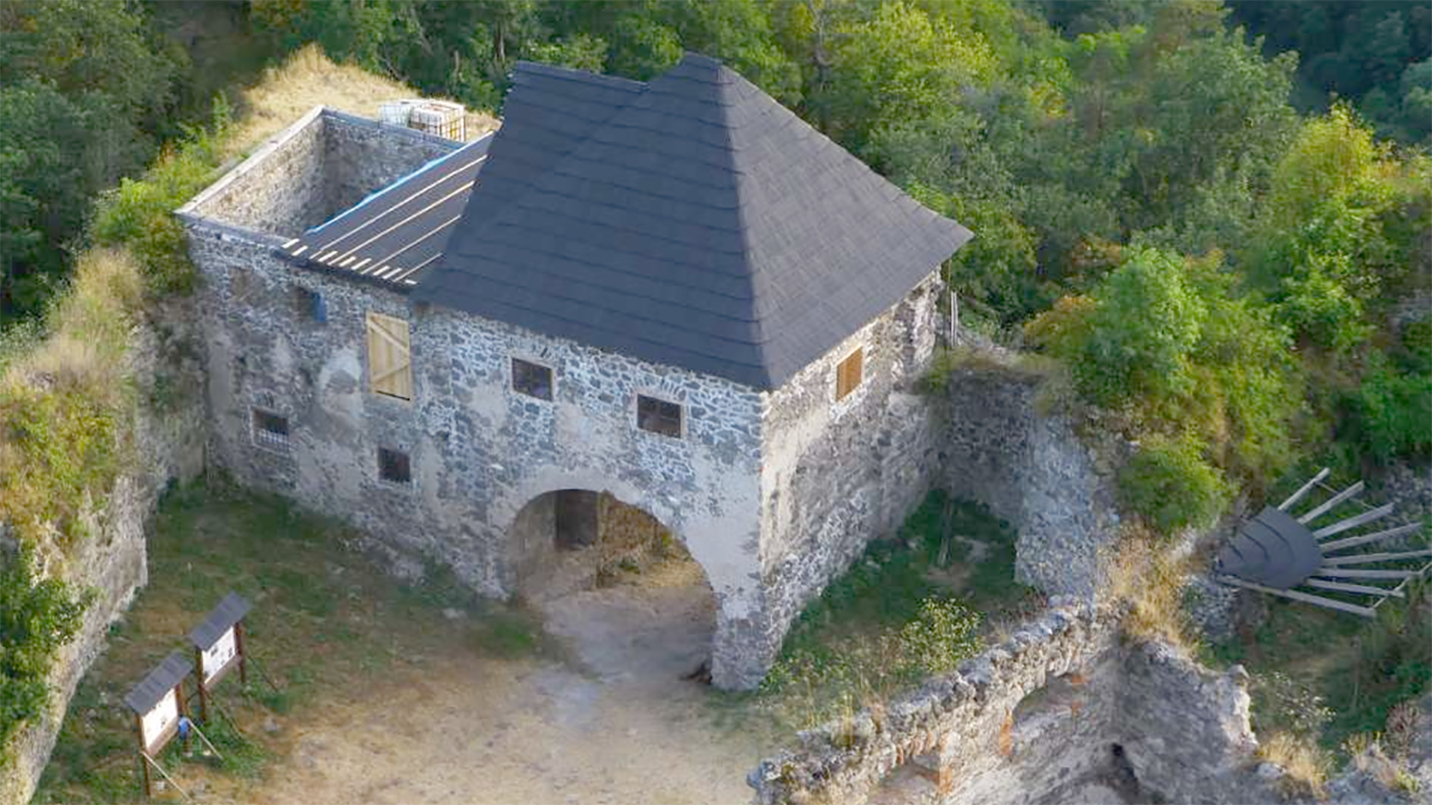 Sezóna na hrade Čabraď sa niesla v znamení obnovy portálu tretej vstupnej brány 