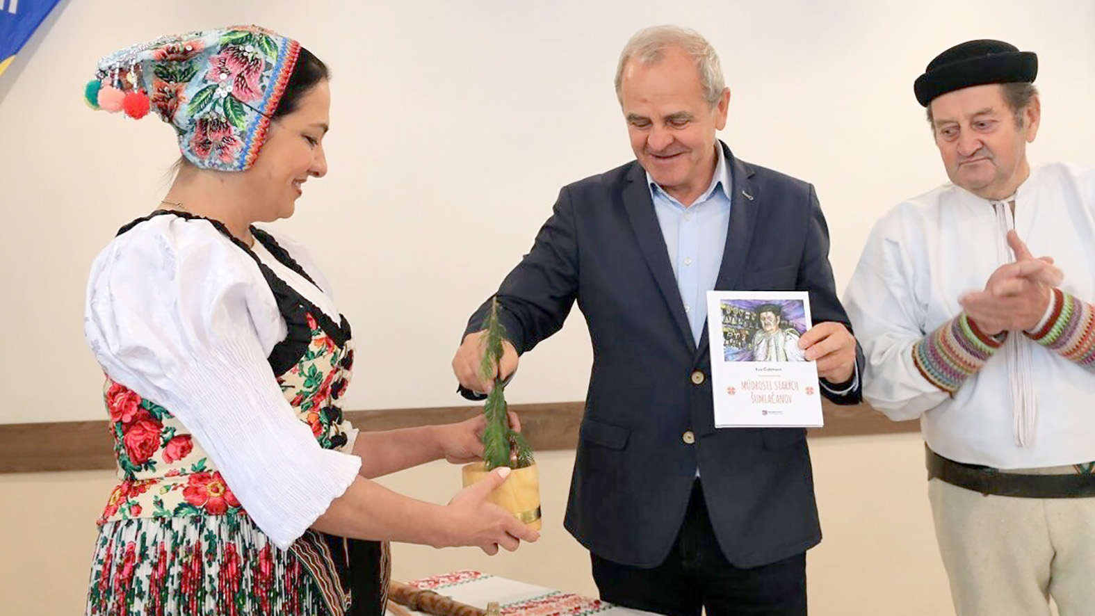 Knihu Múdrosti starých Šumiačanov pokrstili vodou spod Kráľovej hole