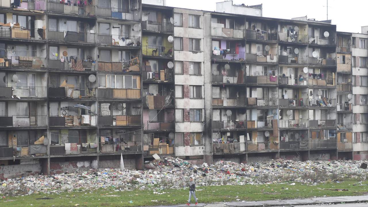 Na Luníku IX čistia čiernu skládku, množstvo odpadu odhadujú na 740 ton