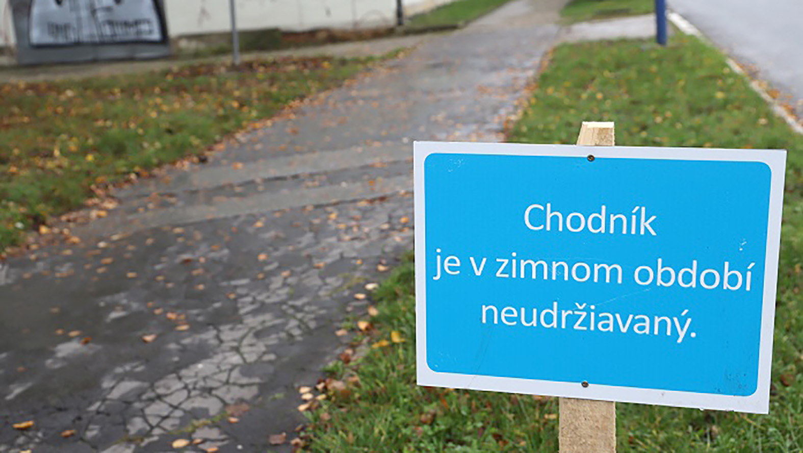 Časť chodníkov v zime nebude udržiavaná, upozorňujú na to tabuľky
