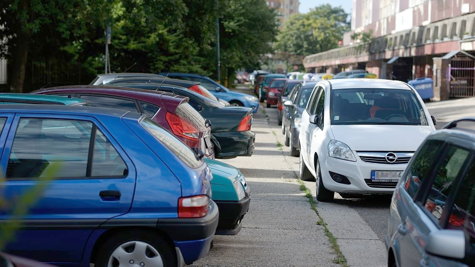 Uplynulú noc sa do kontroly vozidiel v Petržalke zapojila aj mestská polícia