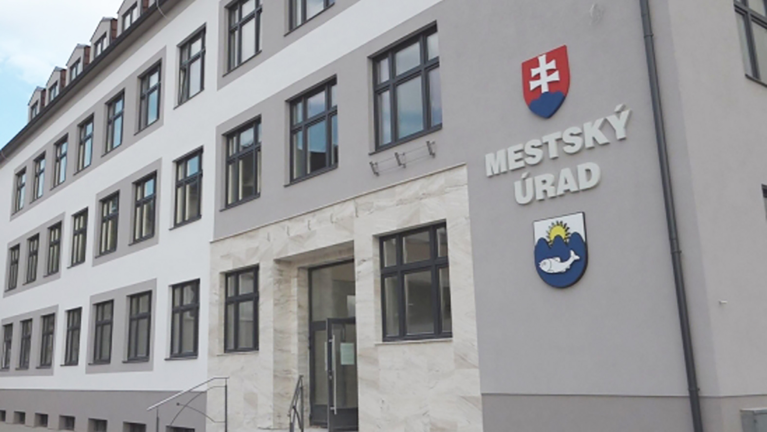 Poslanci schválili rozpočet s prebytkom viac ako 500-tis. eur