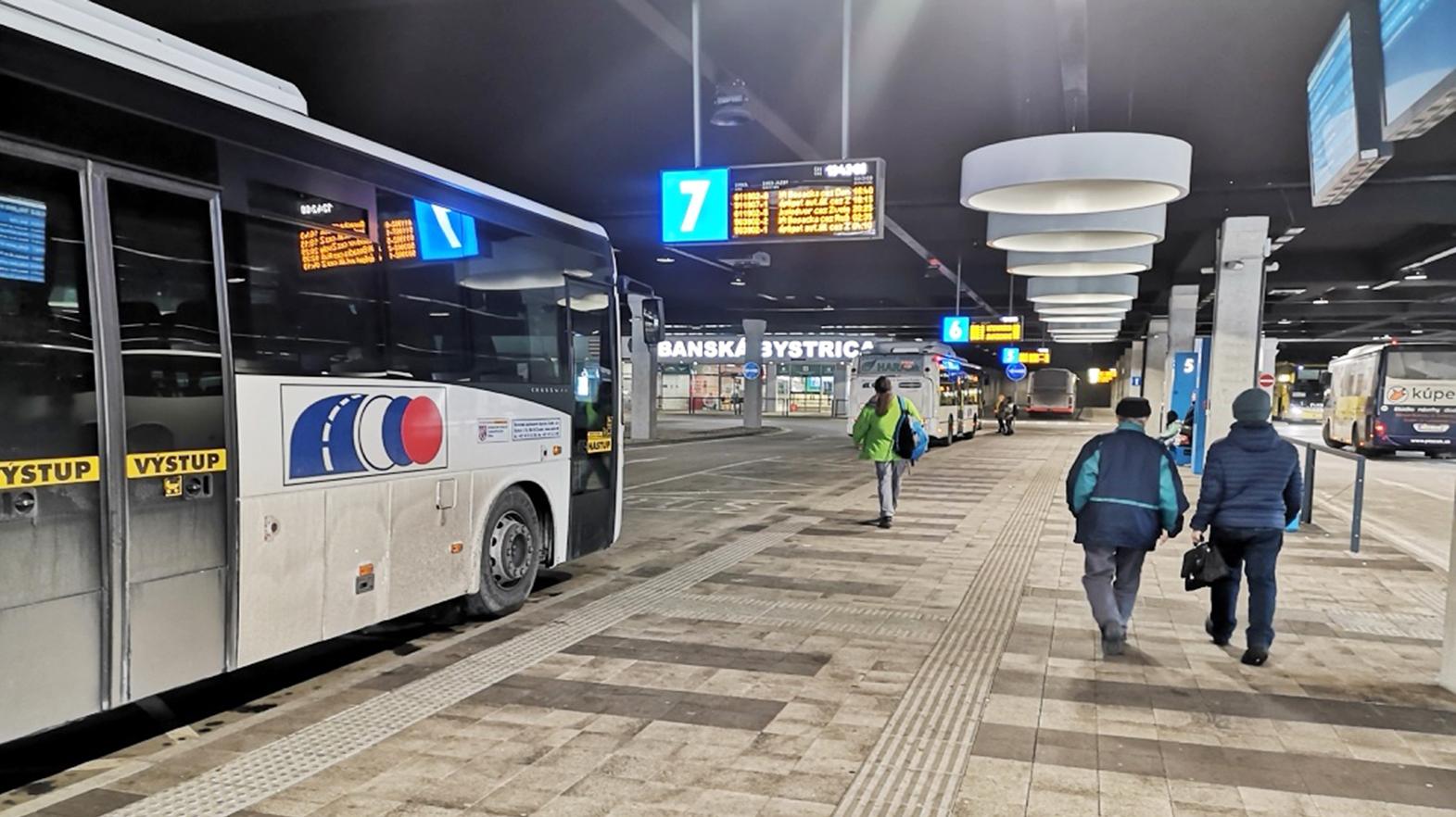 Od nedele sa prímestské autobusy vrátia do prázdninového režimu