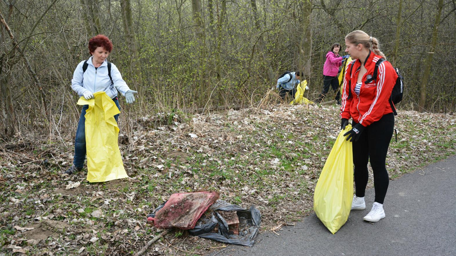 Dobrovoľníci vyzbierali na turistických chodníkoch 14 vriec odpadu