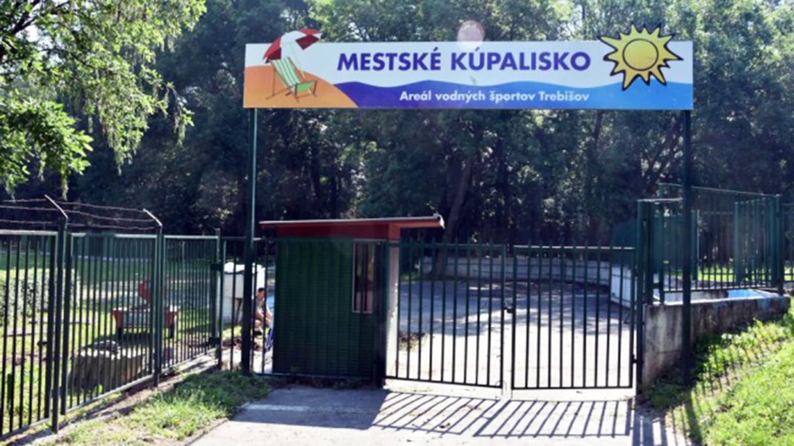 Letné kúpalisko v Trebišove obohatili cvičebné stroje a detské ihrisko
