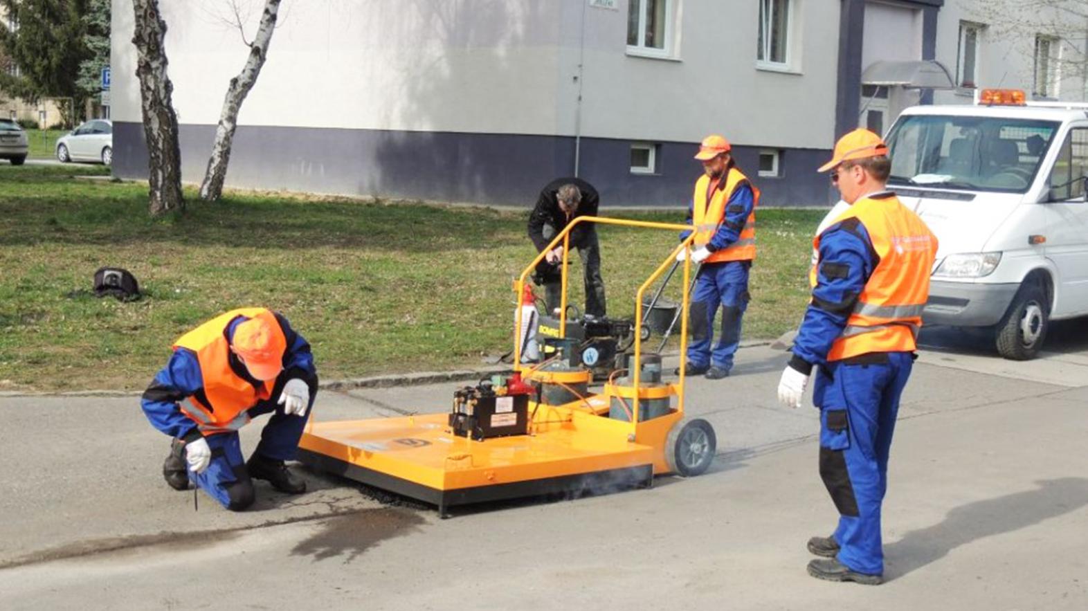 V Handlovej dokončili opravu 950 štvorcových metrov výtlkov