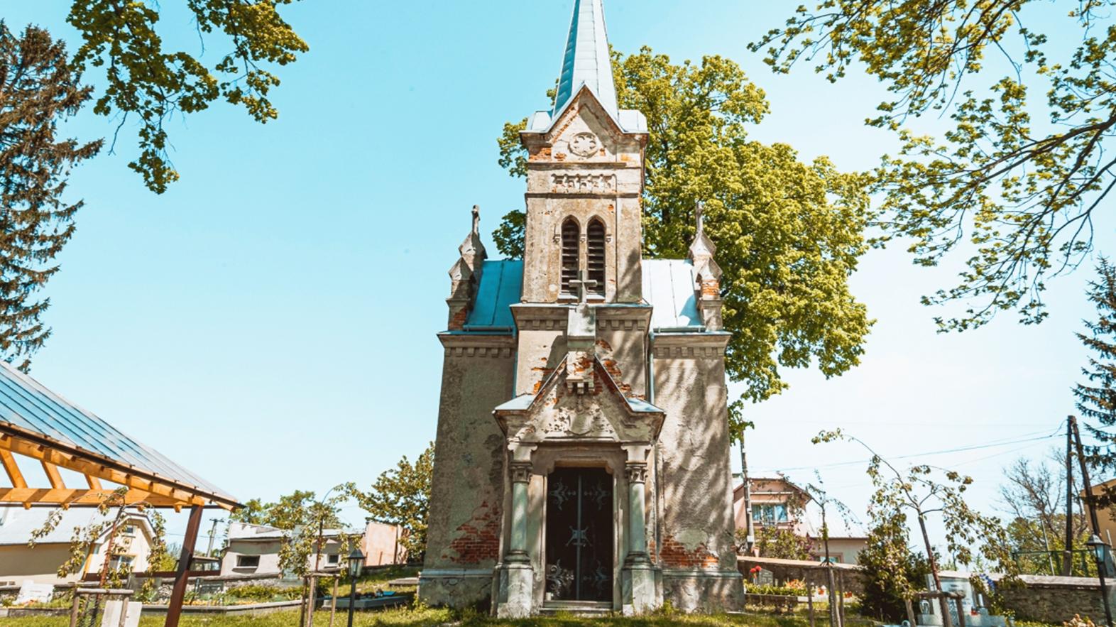 Obec sa snaží obnoviť Mauzóleum - hrobku rodiny Rakovských